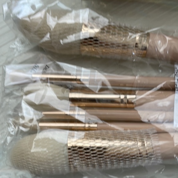 BH Cosmetics Irridescent travel bag and 7 cosmetic brushes, new with box - Picture 2 of 8